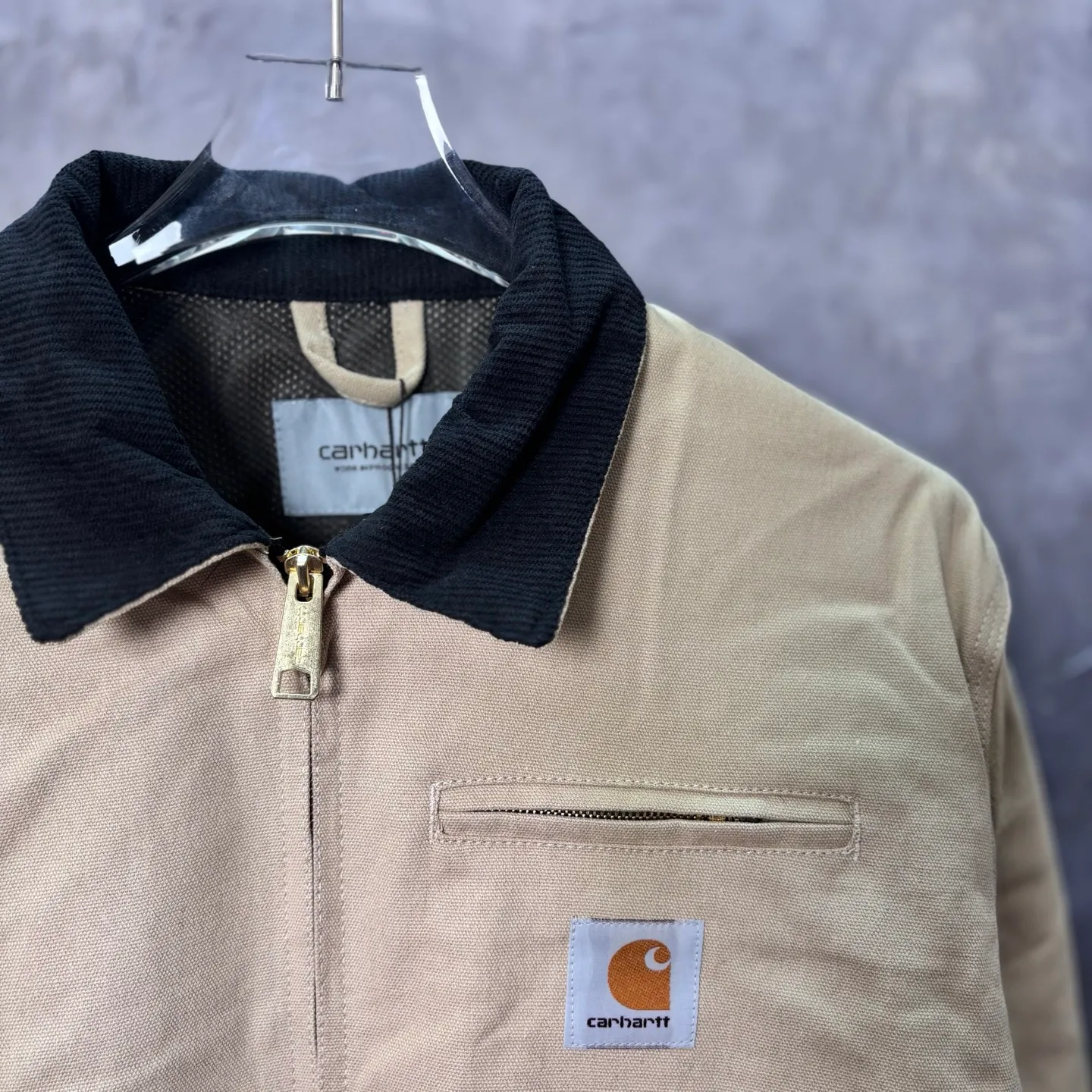 Main recommendation 📝05336# 153 Correct version·Seven-color lining mesh thin jacket 💥 Carhartt WIP Carhartt Detroit Retro Canvas heavy work jacket 🌈Color: Brown Purple White Black Petrol Blue Smoke Gray Size: S-XL Carhartt, founded in San Francisco, USA, is a clothing brand in the industrial era of the United States. It mainly produces work pants and work jackets. It is one of the suppliers of military clothing for the US military. To this day, Carhartt is still a street fashion brand with popularity and brand charm. If you talk about work wear-style clothing, you have to think of Carhartt. Carhartt is famous for manufacturing high-quality workwear with excellent quality, comfort and durability. Its products are mostly made of high-grade fabric materials and are suitable for all kinds of extremely harsh working environments.